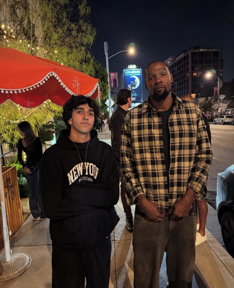 开云棋牌-杜兰特与球迷合影&amp;依旧气质独特 后面疑似乌度卡