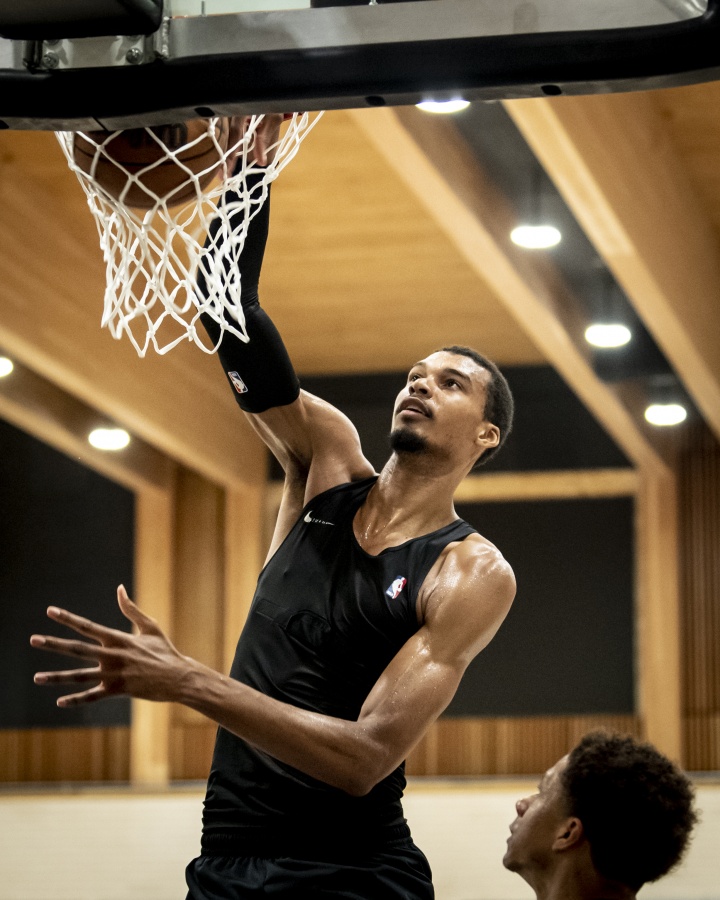 游戏模拟器APP下载-保留武僧造型最强形态？文班回马刺训练备战新赛季！