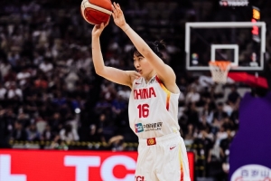 中国女篮上半场三分10中7 罗欣棫5中3&amp;杨力维2中2 韩国女篮10中1