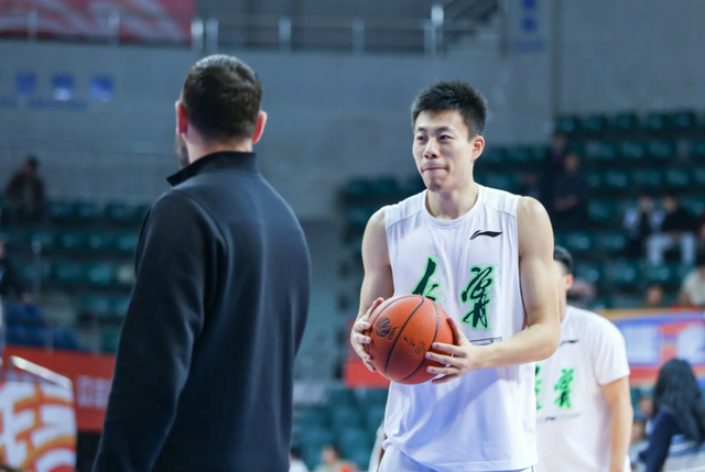 开云棋牌-上海男篮拒绝爆冷！卢伟全力出击，张镇麟上演首秀，新外援亮相