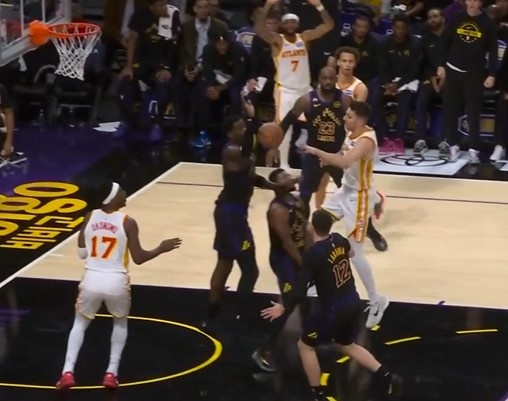 官方网站-炉火纯青！斯玛特连续造成老鹰进攻犯规 湖人持续扩大领先